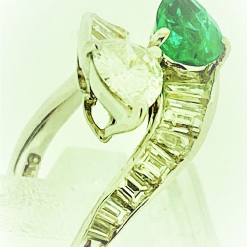 S1098 Ring mit Diamantbesatz und einem Smaragd