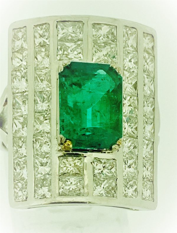 S1097 Ring mit Diamantbesatz und einem Smaragd
