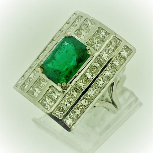 S1097 Ring mit Diamantbesatz und einem Smaragd