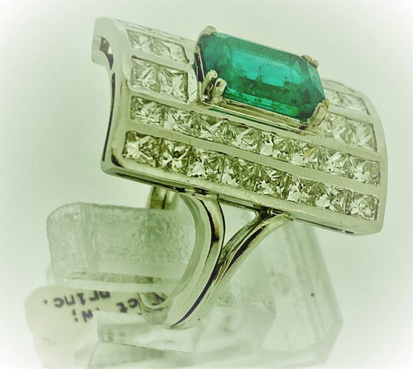 S1097 Ring mit Diamantbesatz und einem Smaragd – Bild 3